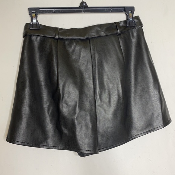 Beautiful NWT Missguided black leather shorts  🖤 - Picture 7 of 10